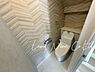 トイレ：【ウォシュレット付きトイレを1階＆2階に設置】快適な温水洗浄便座仕様のトイレ。清潔感のあるカラーリングです。
