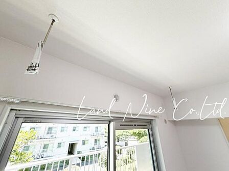 【快適な部屋干しを叶えてくれるホスクリーン付き】 ◆雨の日も夜のお洗濯も、いつだって快適に。ホスクリーンがあれば床を占領せずにたくさんの洗濯物を干すことが可能です。