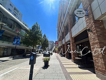 【横浜元町ショッピングストリート】 ◆全長600ｍ。ブティック、小売店、カフェやレストランなど西洋風のお洒落で洗練された雰囲気の店舗が並びます。