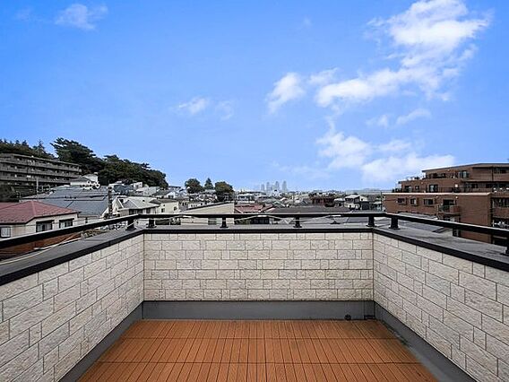 周囲に高い建物...