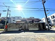 静かな住宅街に位置する敷地。駅近でありながら穏やかな住環境が魅力。開放感のある角地です。