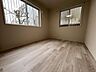子供部屋：5.1帖の室内は隣地が庭先の為、開放感がございます。