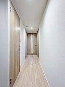 廊下面2室でお子様の成長後もプライバシー確保。建具一新で清潔感ある内装。