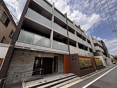 三宿二丁目の高台に位置する、地下1階地上3階建の低層マンション、総戸数22戸です。