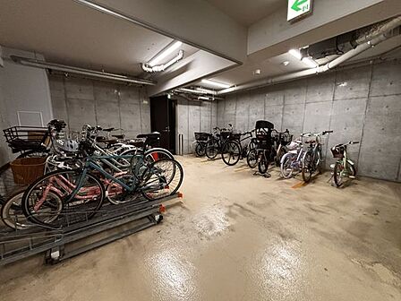 バイク置き場、駐輪場もございます。