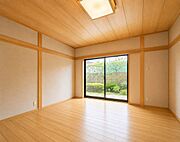 1階約6帖の洋室は、もともと和室だった部屋を洋室に変更しているので、レトロモダンを感じられる場所です。※この写真は、CG加工で作成した空室イメージです。実際の室内とは一部異なる場合があります。