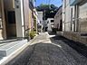 その他：前面道路から望む建物は、街並みに調和した落ち着きのある佇まい。