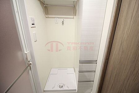 室内洗濯機置き場横に棚があります