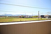 2階ですが全面に建物がなく日当たり良好です