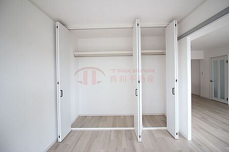 壁一面のクローゼットで収納しっかり