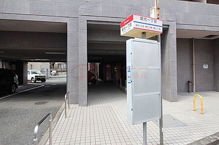 エントランス前がバス停という交通便利なマンションです