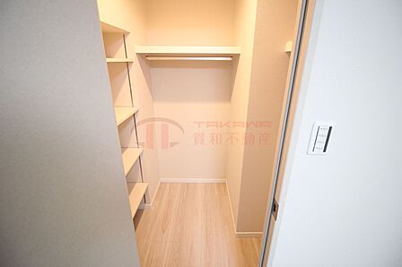 ウォークインクローゼットで収納力が高いです