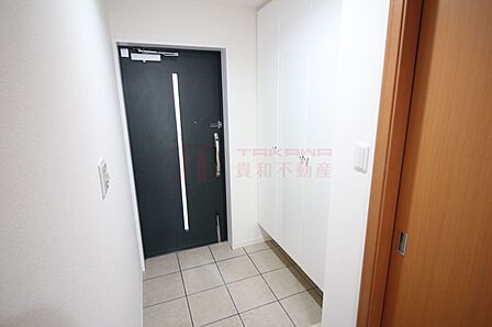 たっぷり収納できるシューズボックス付の明るい玄関