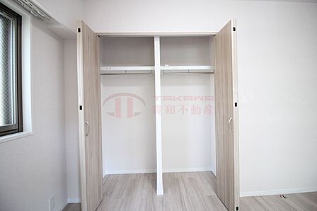 ハンガーパイプと上部棚を備えた使い勝手の良いクローゼット。お洋服や荷物をすっきり収納できます