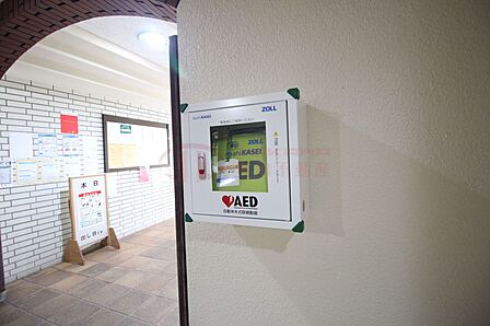緊急時に備えてAEDが設置された共用エリア