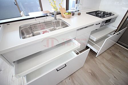 出し入れがスムーズなスライド式のキッチン引き出し収納。大型の調理器具や食器もすっきり収まります。