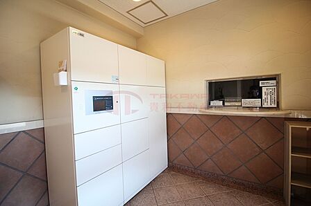24時間いつでも荷物が受け取れる宅配ボックスを完備 日中の管理体制も整っています
