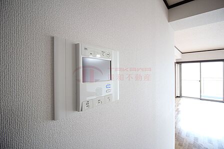 来訪者の顔を確認できるモニター付きインターホンが設置された室内