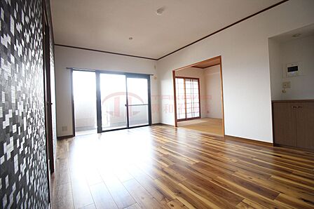 日当たりが良好で明るい室内は隣接する和室とつなげて開放的に使用することもできる便利な間取りです