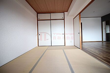 温かみのある板張りの天井と畳の香りに癒やされる落ち着いた雰囲気の和室空間です