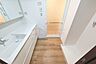 室内：清潔感があり朝の身支度も快適な洗面化粧台がある脱衣スペースです