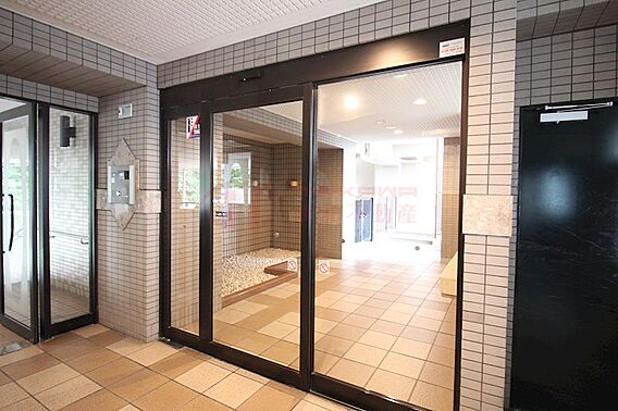 オートロックで...