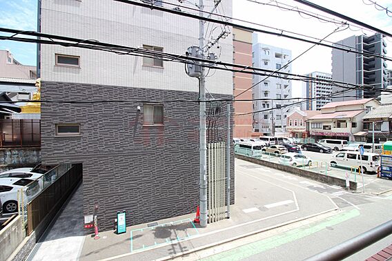 道路に面した眺...