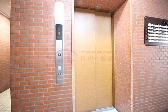 エレベーターで...