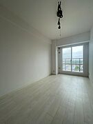 1階6帖の居室、バルコニーに面したお部屋で風通し良好です。