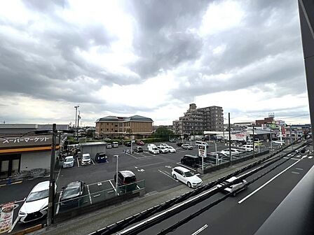 バルコニーからの眺望です。目の前には高い建物が無いため通風・採光良好です♪