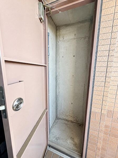 お掃除道具などを収納できるトランクルームです♪
