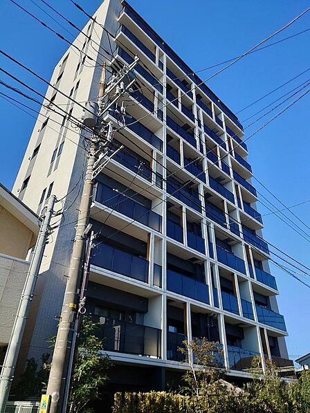 白基調の外壁とブルーのガラスバルコニーが印象的なマンションです。都会的で落ち着いた佇まいがあり、お子様連れでも安心してお帰りいただける住まいの雰囲気が感じられる外観となっております。