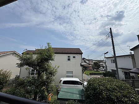 バルコニーからの眺めです。前面は戸建ての街並みで空が広く見え、風通しと日当たりのよさを感じていただける落ち着いた住宅街の環境です。※AIによる家具消し加工を行なっております。