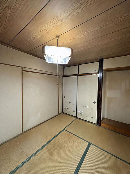 6畳の和室です。押入と天袋に加えて床の間も備えており、客間としてもお子様のお昼寝スペースとしてもお使いいただけます。天井は板張りで落ち着いた雰囲気です。※AIによる家具消し加工を行なっております。