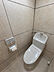 トイレ：手洗い付きタンクと壁面の操作パネルがあるトイレです。室内の仕上げや便器の位置をご覧ください。設備の使い方と動作状況は、ご内覧時にご確認ください。※AIによる家具消し加工を行なっております。