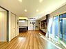 リビング/ダイニング：【Living room】明るく開放的な空間が広がるLDK。室内には豊かな陽光が注ぎ込み、爽やかな住空間を演出。ホームパーティーでもゲストと一緒に料理を楽しみながら楽しい時間を過ごせそう。