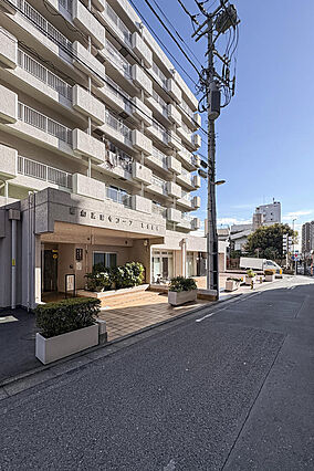マンションの前...