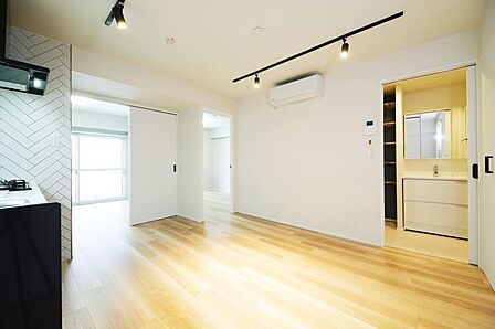 2025年アクセントウォールを入れる前のLDKです。LDKから居室側を見たところ