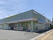 アカカベ　四条大路薬店まで550メートル
