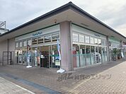 ファミリーマート　近鉄あやめ池駅前店まで900メートル