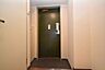 玄関：※同建物の別のお部屋の写真です。