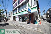 ファミリーマート草加駅東口店 徒歩4分。 320m