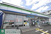 ファミリーマート草加瀬崎二丁目店 徒歩4分。 260m