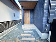 ポーチ屋根があるので雨・雪の日、傘を閉じてから室内に入れるため、玄関の中が濡れません。荷物や子供を抱えたままでも、濡れずに落ち着いてカギの開け閉めができます。