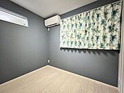 グレークロスの落ち着いた雰囲気の洋室。もちろん収納も付いています。