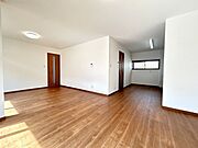 【リフォーム済】リビング　床フローリング重張、天井・壁クロス張替え、建具交換。
