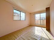 2階6.75帖洋室　こちらの部屋にも収納があります。寝室や子供部屋等いろいろな使い方ができそうです。クロス張替え予定。