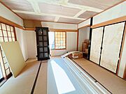 【リフォーム中】1階8帖和室です。畳の表替え、天井壁クロス張替え、照明交換、障子張替を行います。