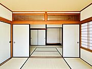 【リフォーム済】1階和室です。畳表替え、クロス張替え、照明交換済みです。