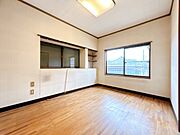 【リフォーム中】2階約6帖の南側洋室です。床フローリング張、天井・壁のクロス張替え、建具交換、照明交換を行います。